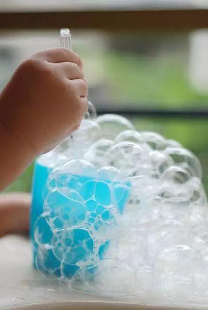 为什么肥皂水能吹出泡泡来_你知道吗
