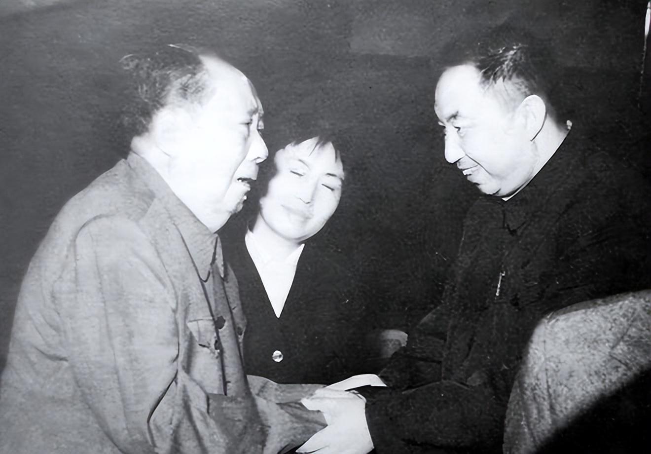 华国锋是谁_他为什么主动请辞