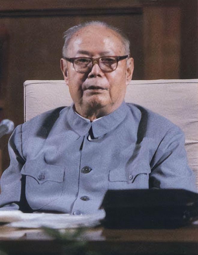 华国锋是谁_他为什么主动请辞