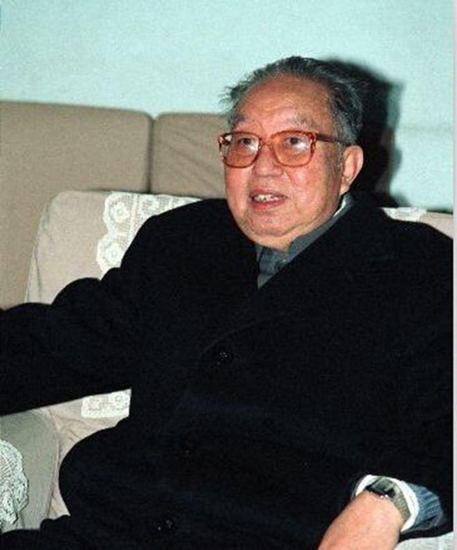华国锋是谁_他为什么主动请辞