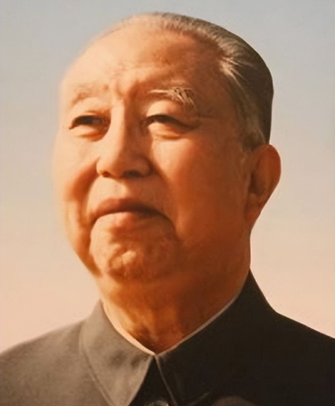 华国锋是谁_他为什么主动请辞