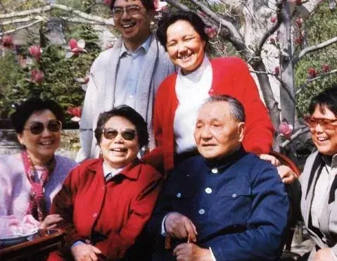 邓小平生命中重要的人是谁_有几个