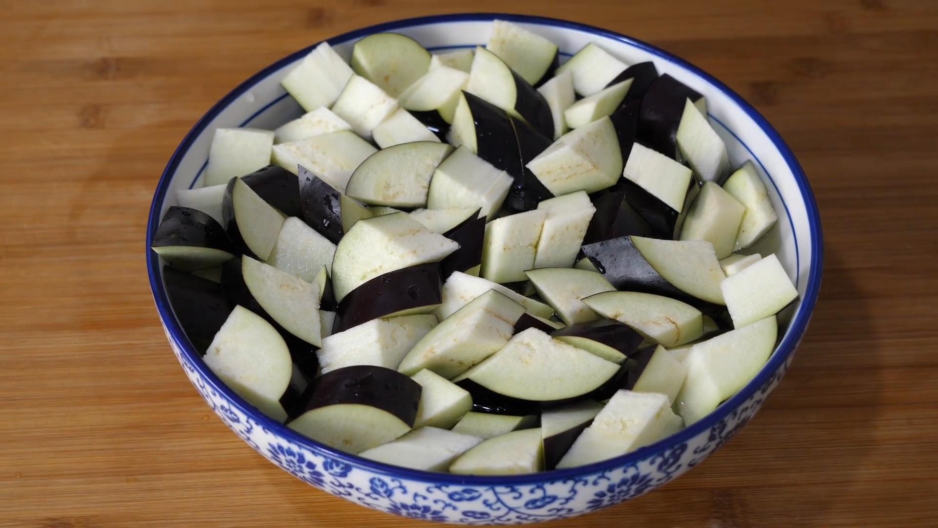 如何炒茄子不变黑_茄子的做法教程