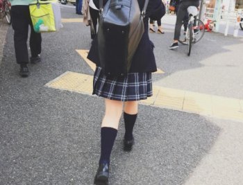 为什么日本女生穿裙子_一年四季都穿短裙吗