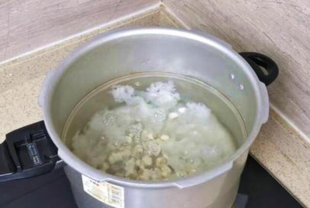 银耳汤炖不出胶质怎么回事