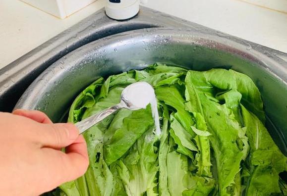 青菜一炒就黑怎么回事