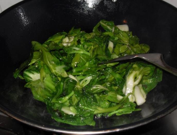 青菜一炒就黑怎么回事