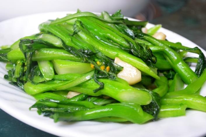 青菜一炒就黑怎么回事