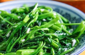 青菜一炒就黑怎么回事