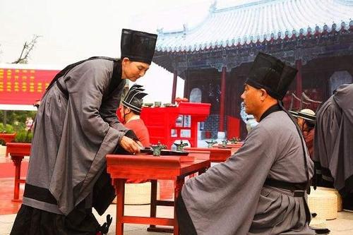 古代喝酒为啥要碰杯,喝酒碰杯有什么讲究