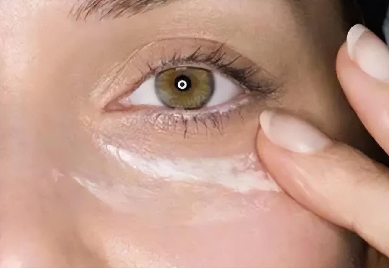 不同年龄段眼霜怎么选，四个挑选眼霜的方法
