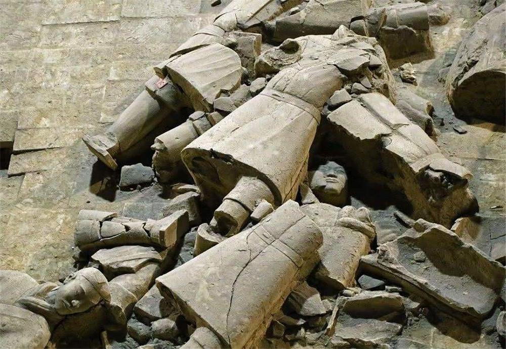 兵马俑是用真人烧制的吗，兵马俑陪葬了多少活人