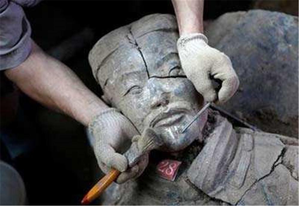 兵马俑是用真人烧制的吗，兵马俑陪葬了多少活人