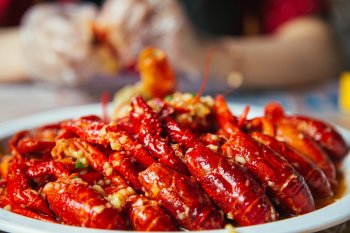 小龙虾不能和什么食物一起吃，小龙虾相克的食物
