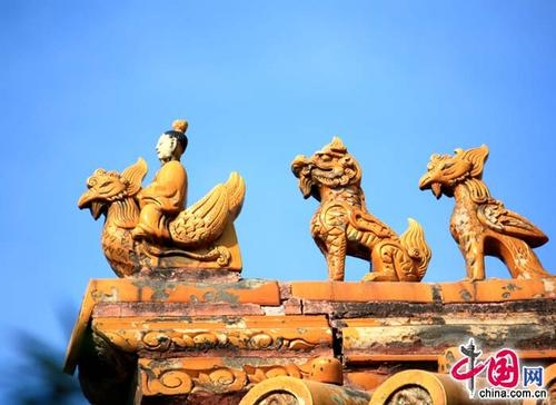 骑凤仙人是什么，为什么在屋顶