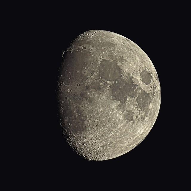 月球每年都在远离地球吗，月亮会离地球越来越远吗