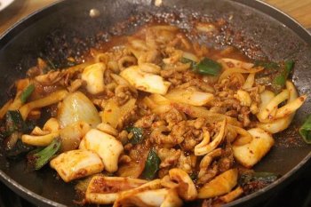 洋葱炒牛肉片怎么做，洋葱炒牛肉片的做法