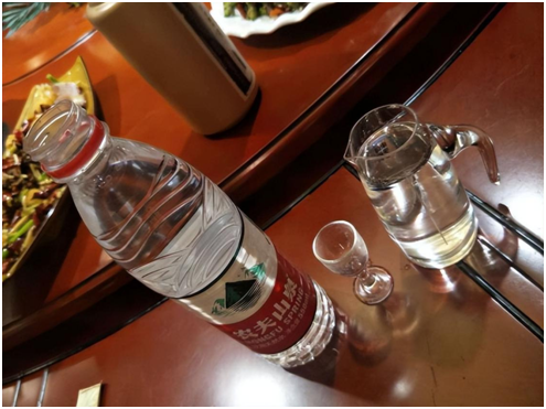 喝酒带矿泉水什么意思，喝白酒时候喝矿泉水好吗