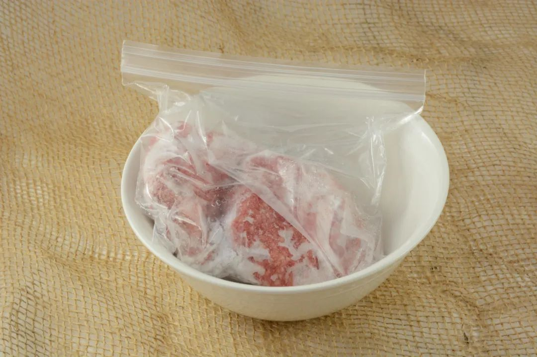 肉泡水里解冻好吗，肉泡在水里解冻正确吗