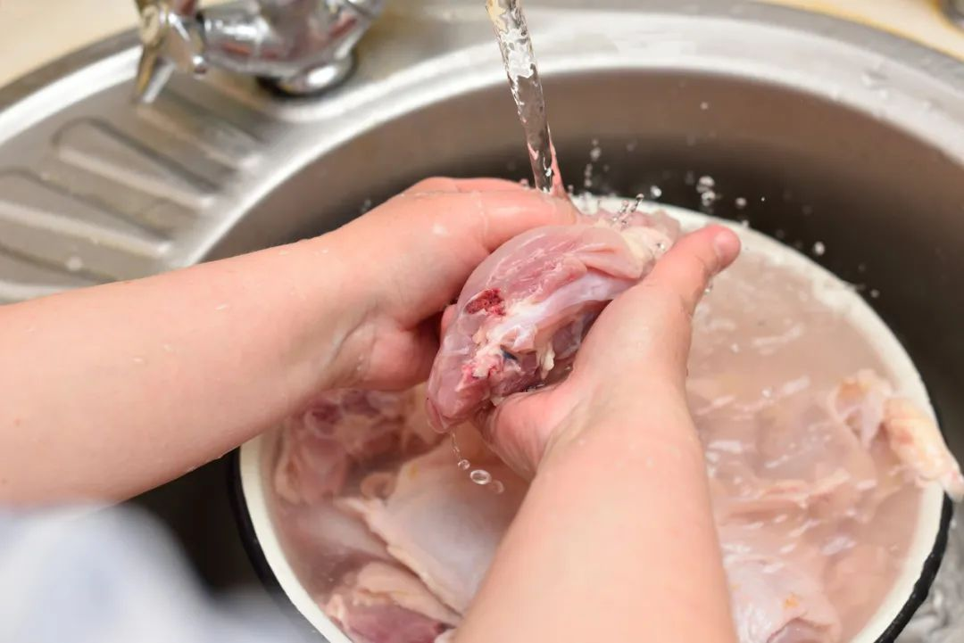 肉泡水里解冻好吗，肉泡在水里解冻正确吗