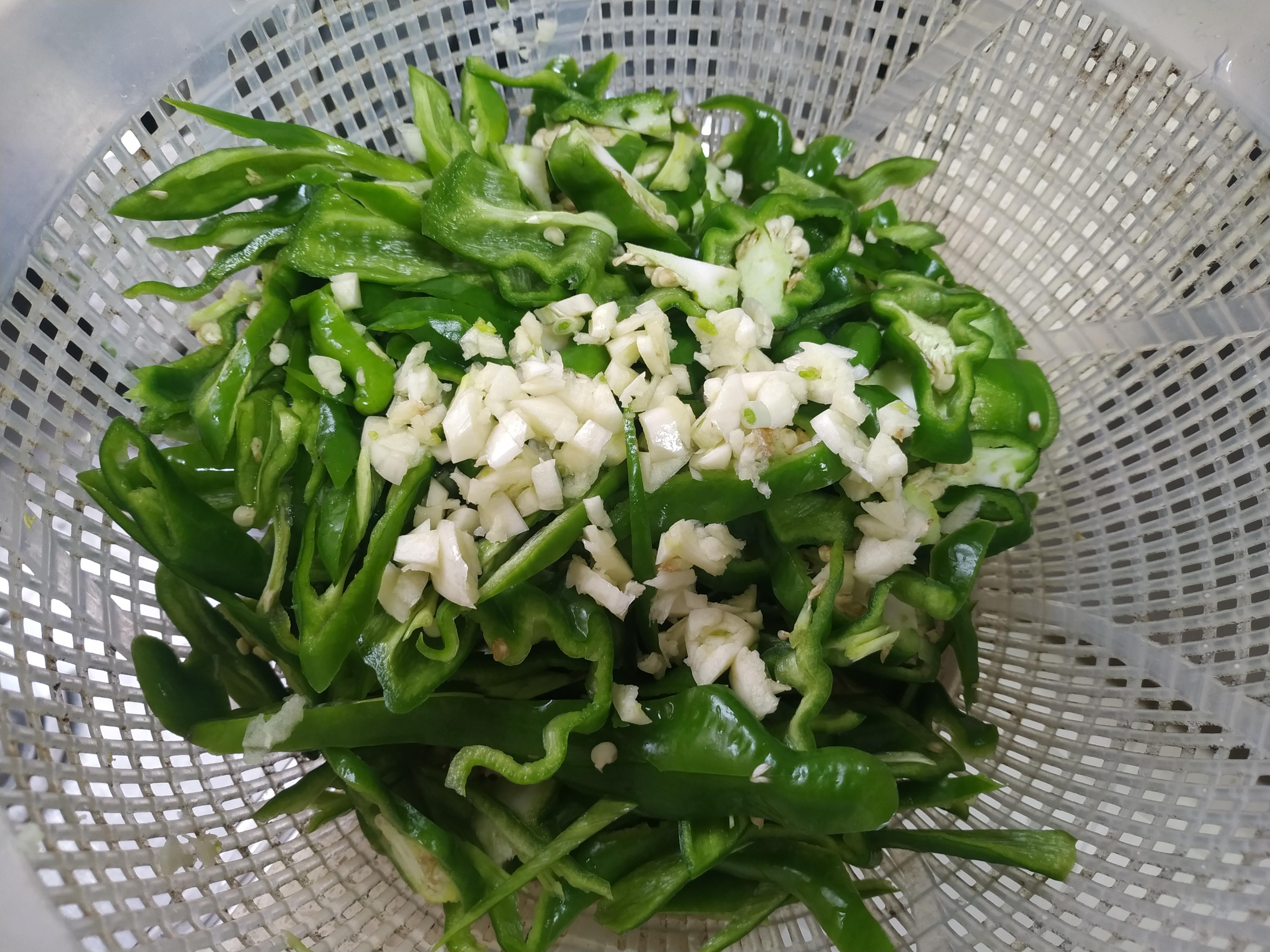 肉炒辣椒先放肉还是辣椒，你是怎么放的