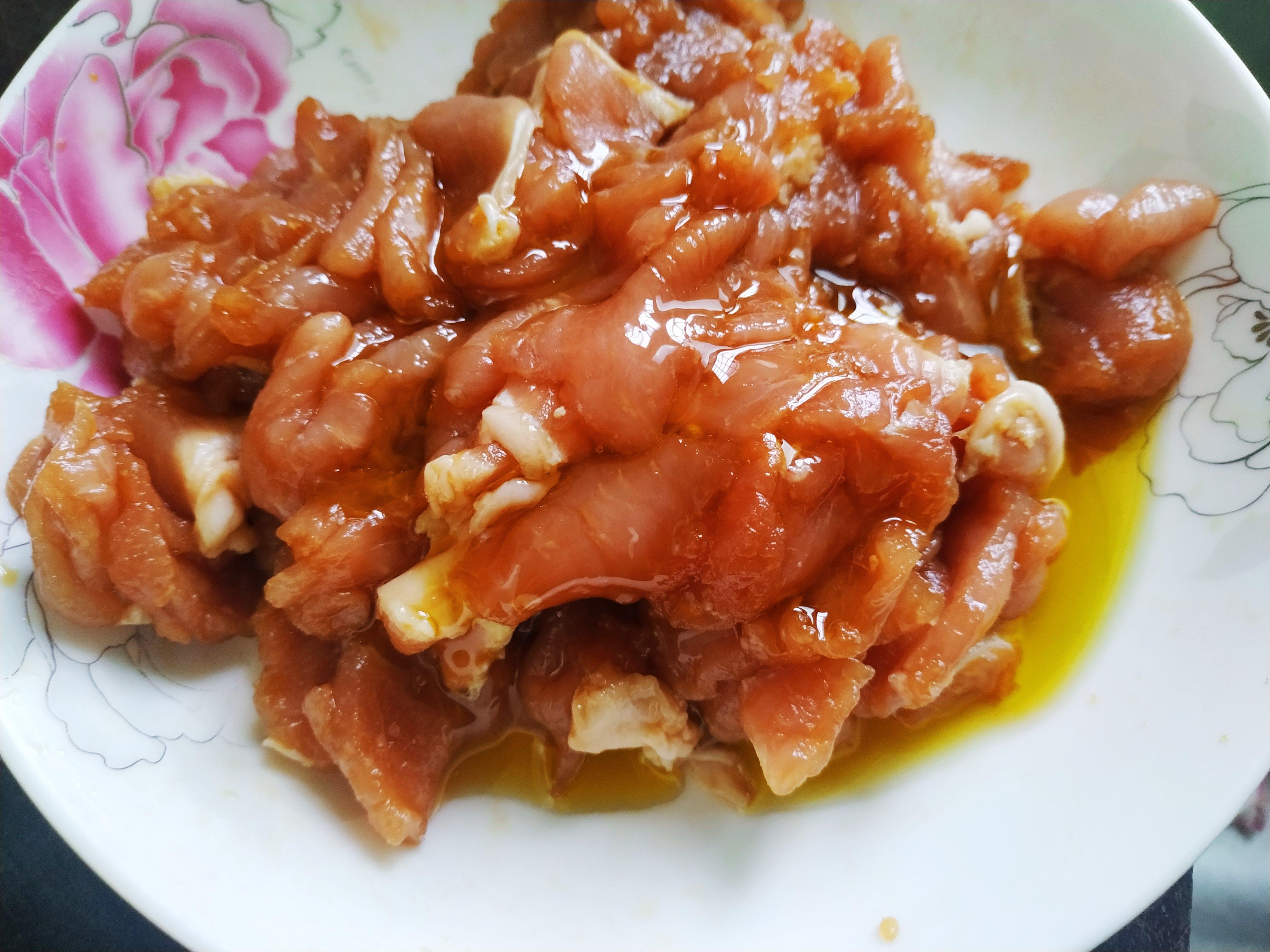 肉炒辣椒先放肉还是辣椒，你是怎么放的
