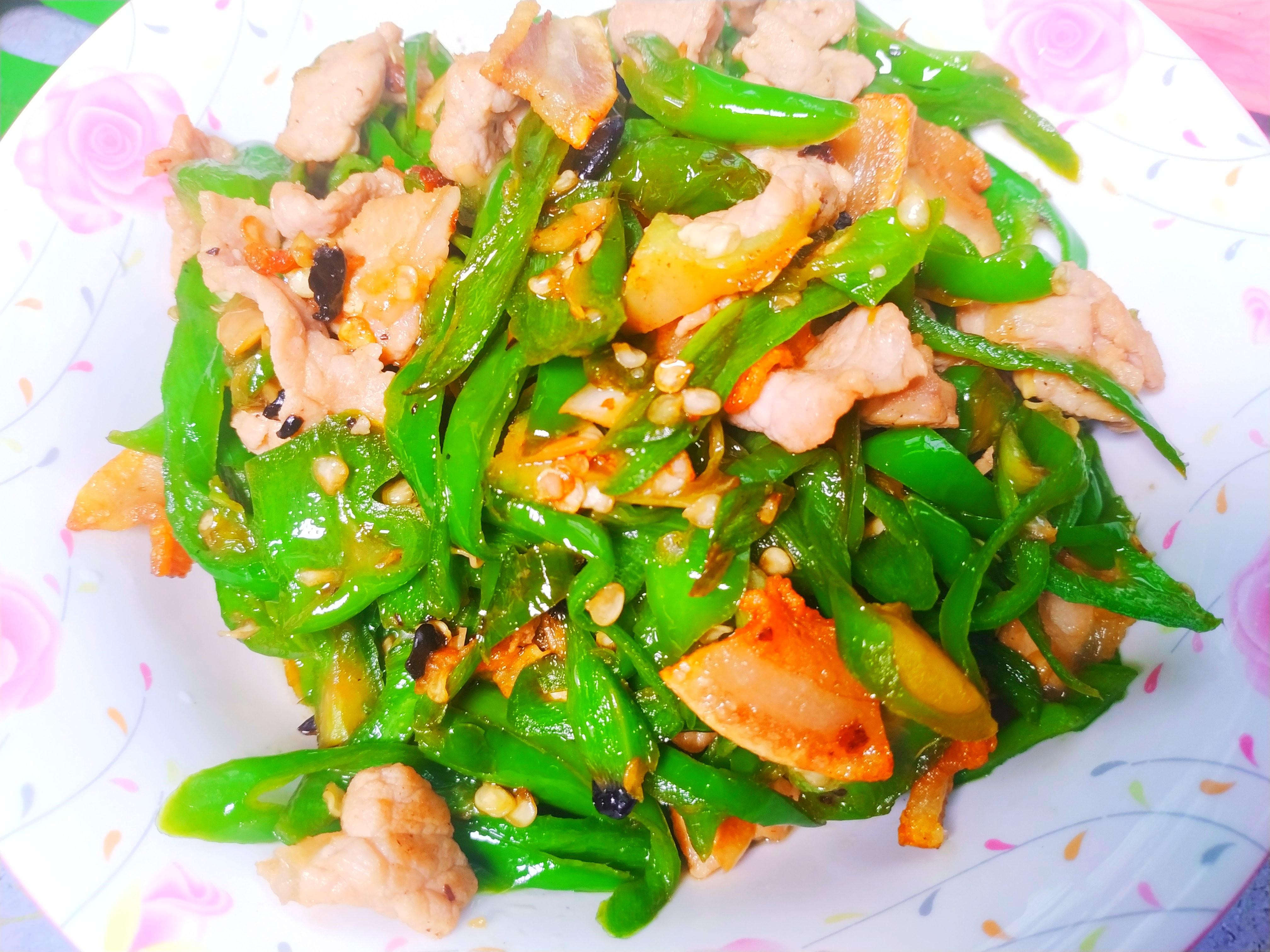 肉炒辣椒先放肉还是辣椒，你是怎么放的