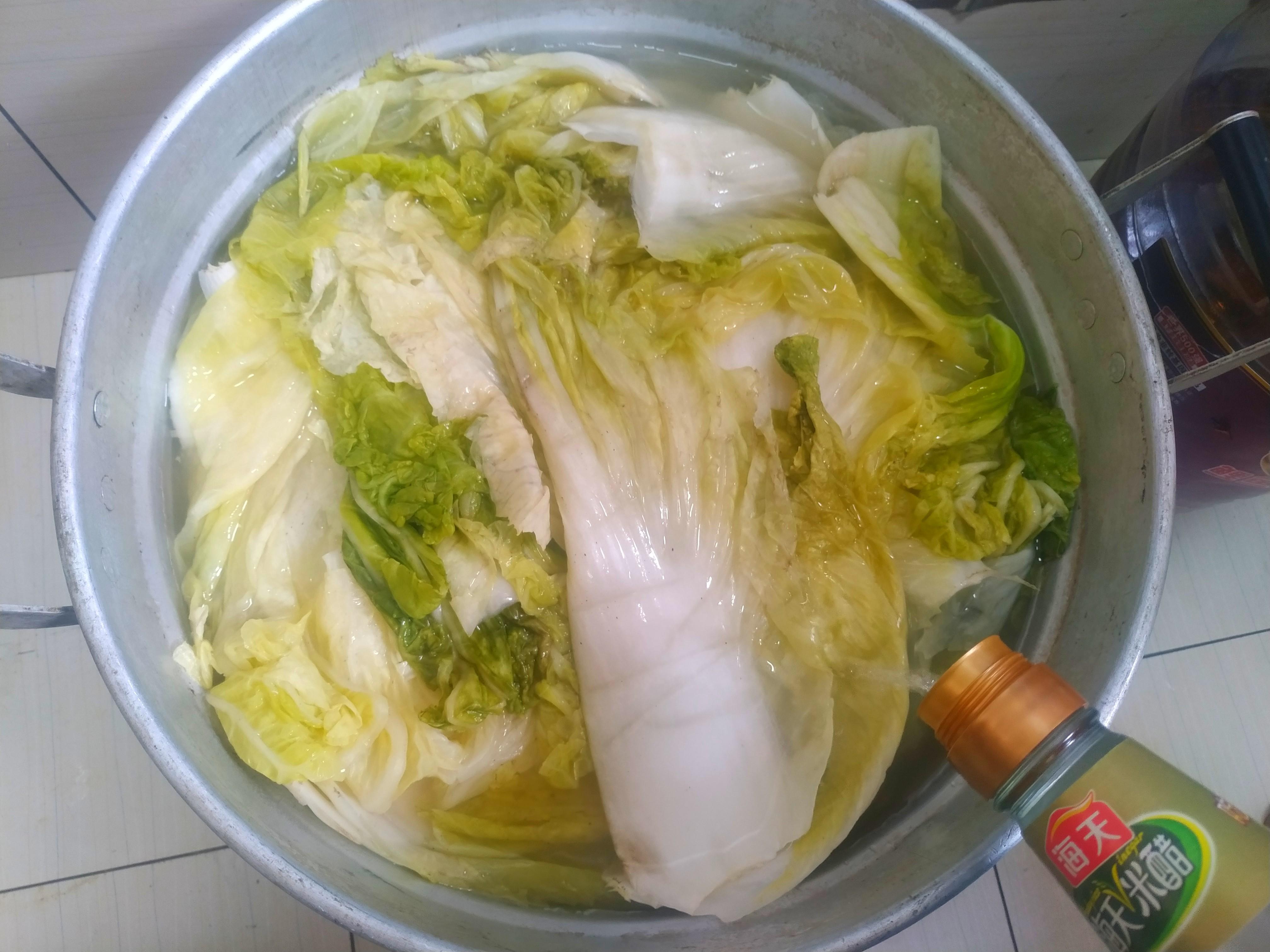 腌酸菜用冷水还是开水，自制酸菜最简单方法