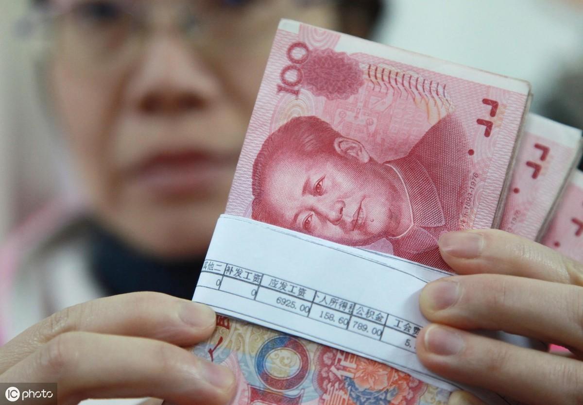 公司压一个月工资合法吗，用人单位能扣工资理由有哪些