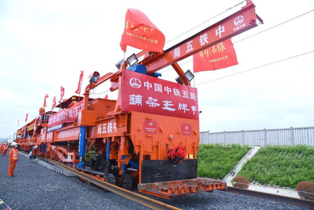 铁轨是如何铺设的，枕木该怎么放在轨道上