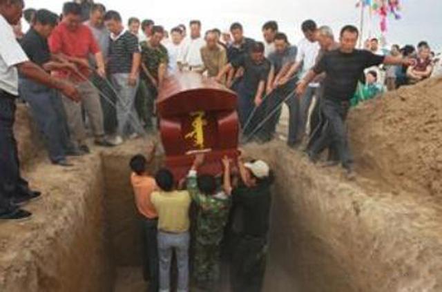 人死后为何用布盖住脸，死者的蒙脸布留着好吗