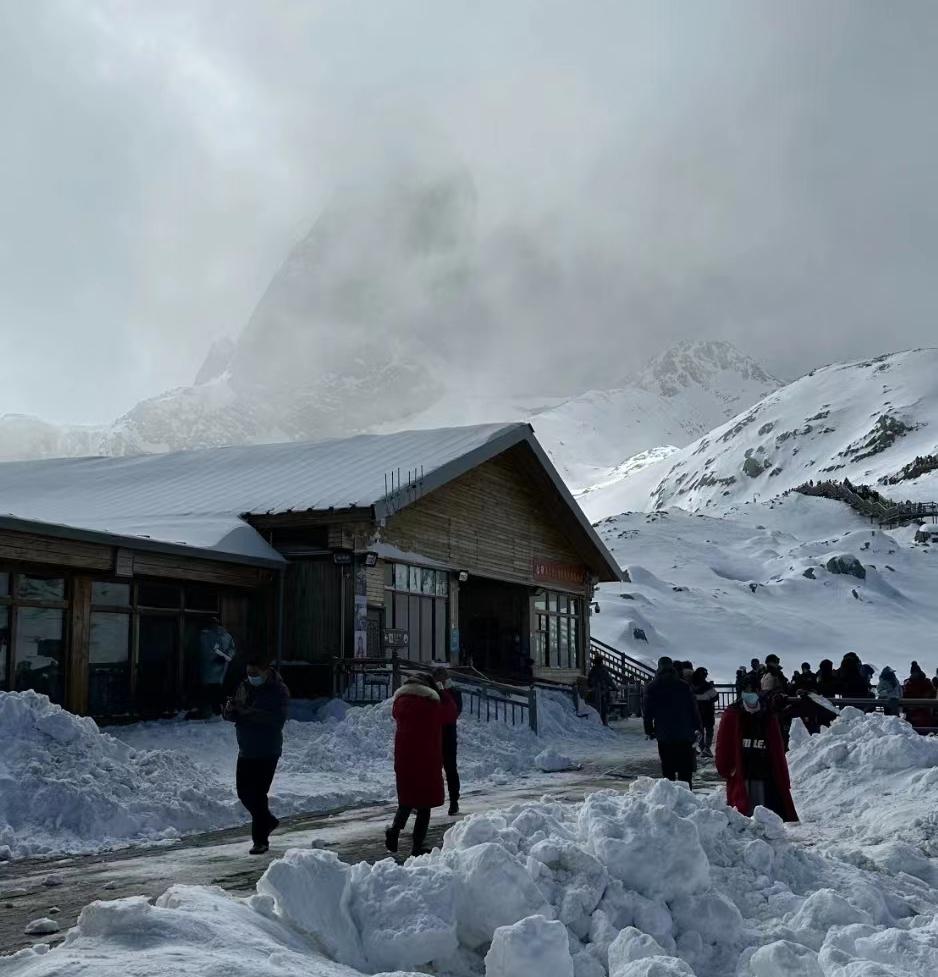 爬玉龙雪山需要准备哪些东西，爬玉龙雪山怎么穿衣