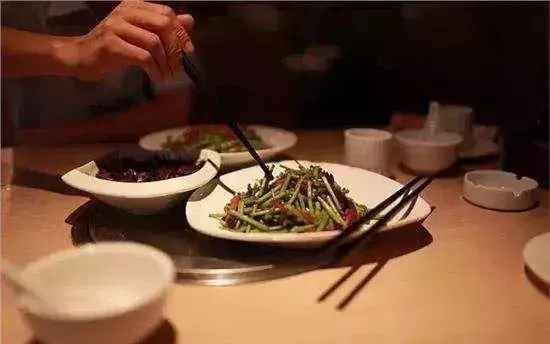 饭桌有什么讲究吗，餐桌上的基本礼仪