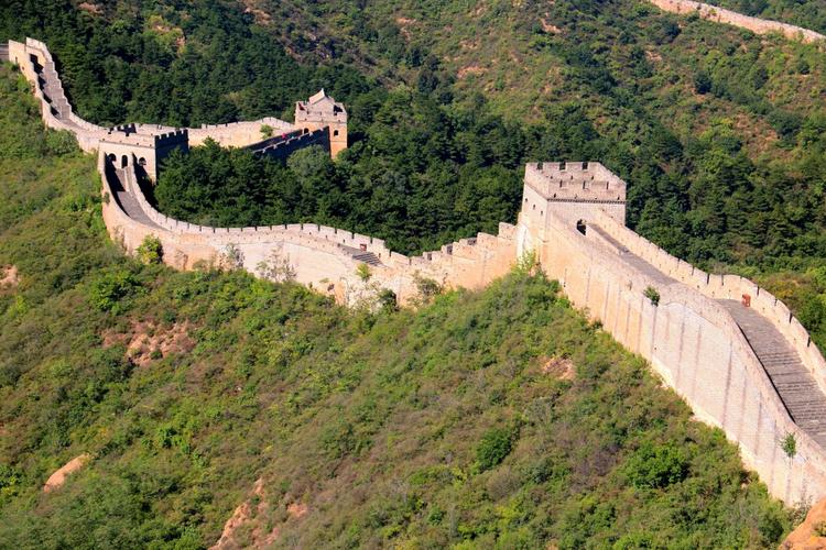 长城的高度到底能防啥，长城那么矮能拦住什么