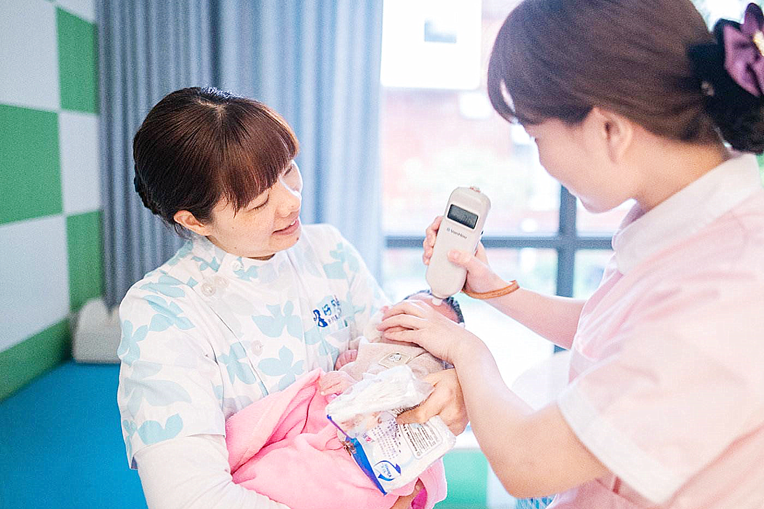 月嫂和月子中心如何选择，有什么区别