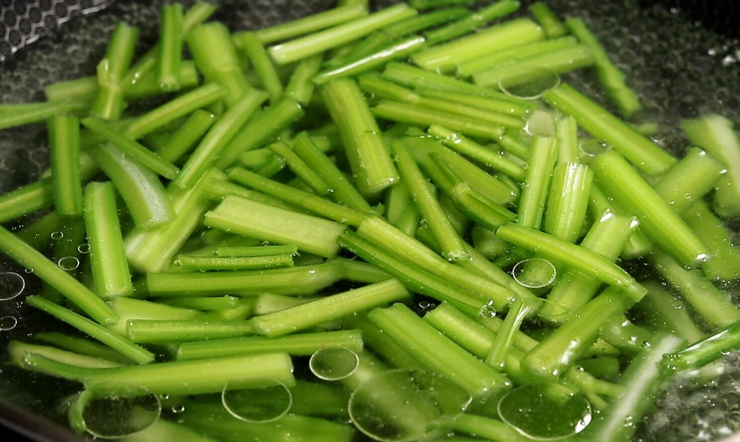 芹菜炒肉怎么做，芹菜炒肉的做法