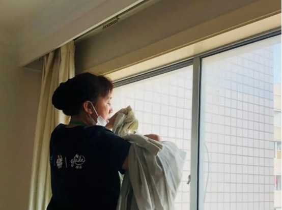 窗帘能丢进洗衣机洗吗，窗帘手洗还是机洗