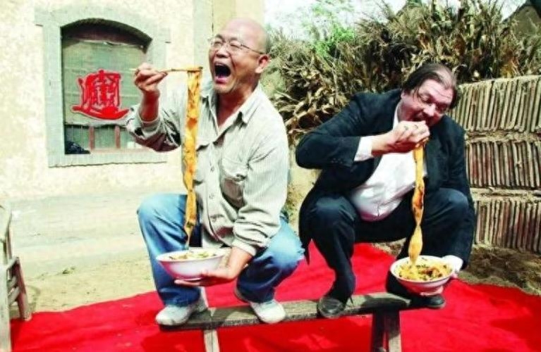 陕西人为何喜欢蹲着吃面，陕西人蹲着吃面的由来