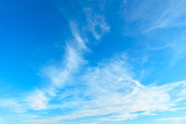 为什么天空是蔚蓝色的，天空呈现蔚蓝色的原因