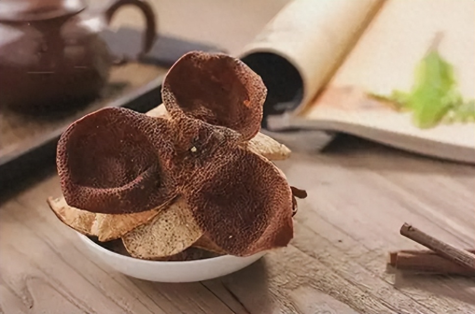 陈皮是越黑年份越久吗，陈皮是黑色的正常吗
