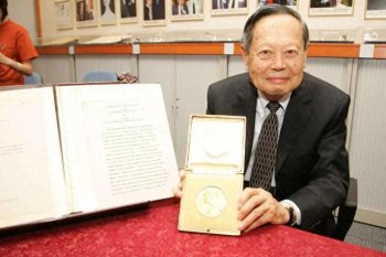 杨振宁是个怎样的人,有什么贡献