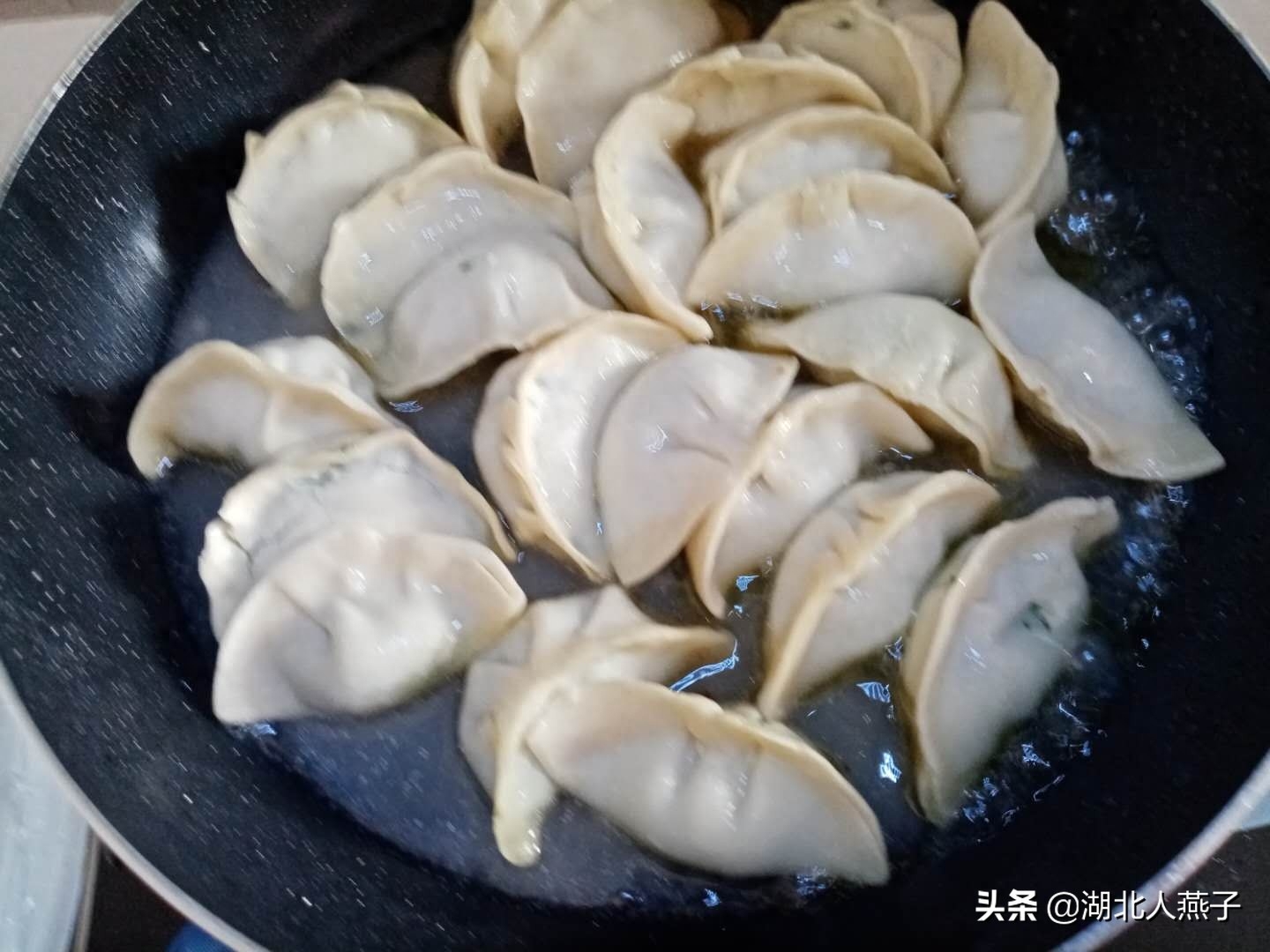 冰冻饺怎么做锅贴，冰冻饺子怎么煎锅贴