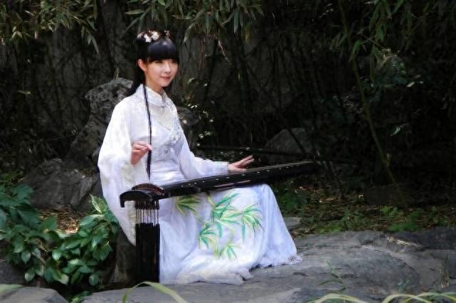 古人的衣服拖在地上不怕脏吗，你怎么看