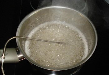 白糖怎么熬糖色，最简单的熬糖色技巧