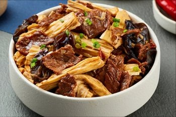 腐竹炒腊肉盖饭怎么做，腊肉烧腐竹的做法
