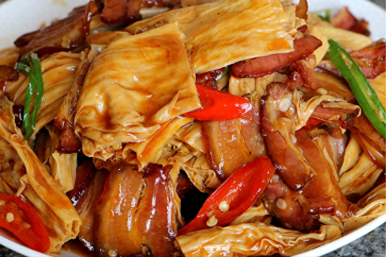 腐竹炒腊肉盖饭怎么做，腊肉烧腐竹的做法