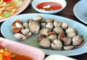 白灼就是清蒸吗，白灼是蒸还是煮