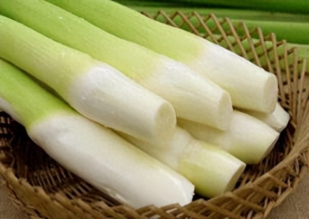 为啥茭白里面有黑点，茭白长了黑点能吃吗