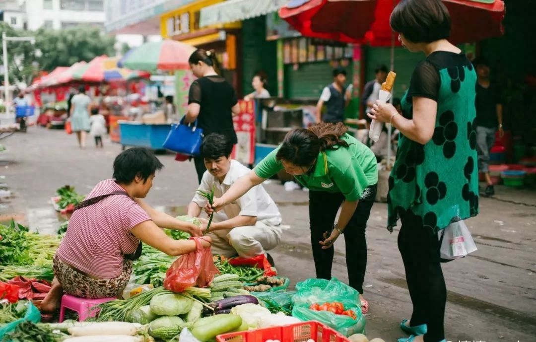 为什么蔬菜里有蓝色的颗粒，蔬菜里面蓝色粒是什么