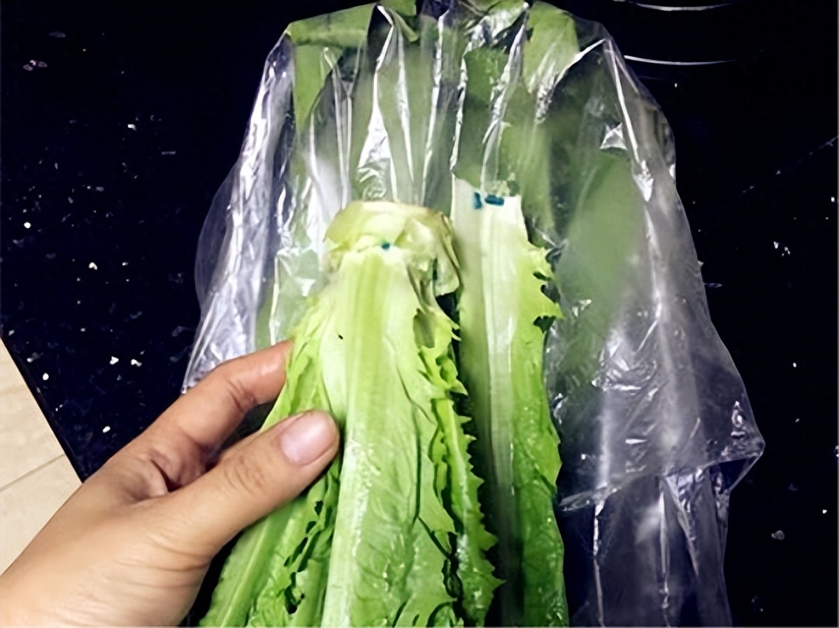为什么蔬菜里有蓝色的颗粒，蔬菜里面蓝色粒是什么